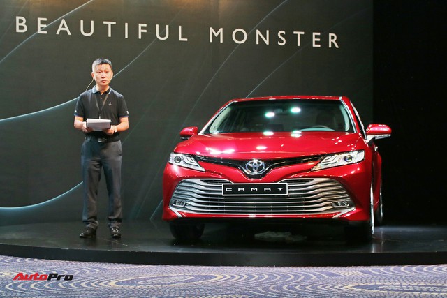 Toyota Camry 2019 chính thức ra mắt tại Việt Nam: Lột xác toàn diện để giữ vua doanh số phân khúc - Ảnh 1.