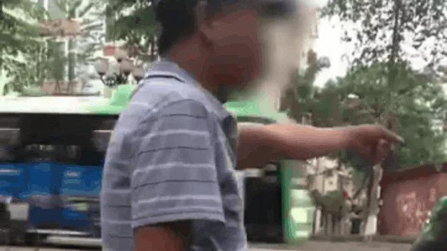 Clip: "Tao ngồi đây chơi hả?", người đàn ông tát thẳng mặt tài xế Grab vì bị tranh khách