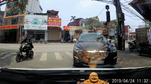 Chiếc Mazda CX-5 thản nhiên dừng đỗ, chặn các xe chạy hướng ngược chiều để mua... vịt