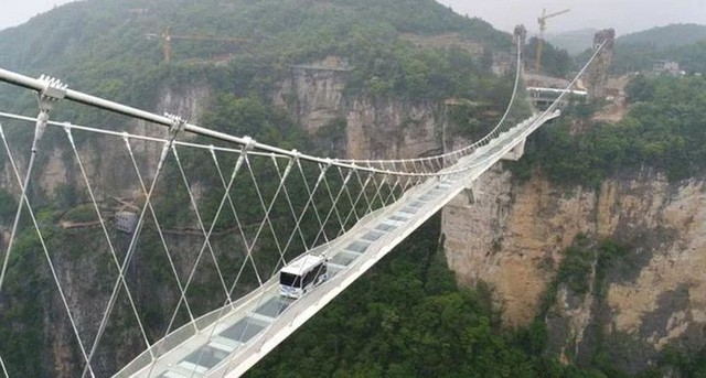 Trung Quốc: Lái xe buýt qua cầu kính khổng lồ để chứng minh độ an toàn của cây cầu - Ảnh 3. Trung Quốc: Lái xe buýt qua cầu kính khổng lồ để chứng minh độ an toàn của cây cầu - Ảnh 3.