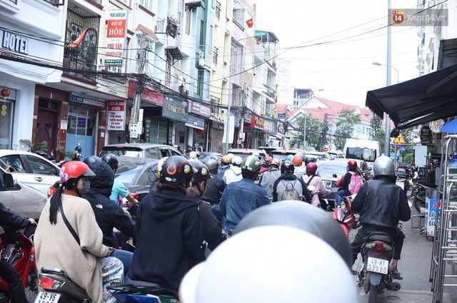 Chùm ảnh: Đà Lạt tắc cứng mọi ngả đường trong ngày đầu của kỳ nghỉ lễ 30/4 - Ảnh 9.