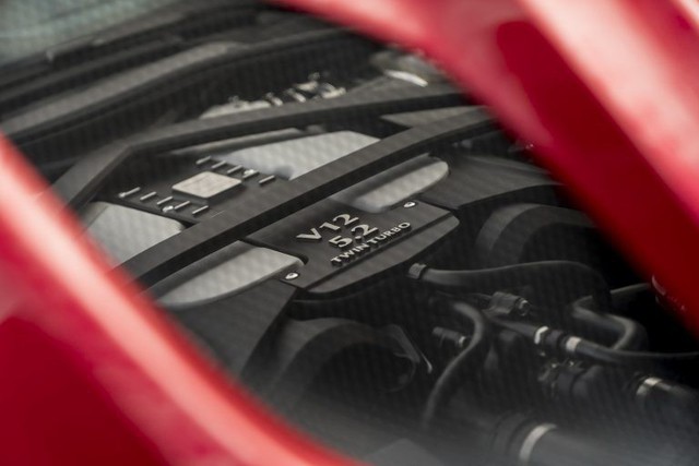 Aston Martin, Lamborghini quyết không từ bỏ động cơ V12  - Ảnh 2.
