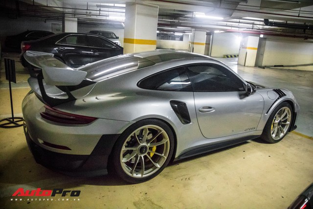 Porsche 911 GT2 RS với gói tuỳ chọn tiền tỷ ra biển trắng tại Sài Gòn, những con số gây chú ý - Ảnh 2. Porsche 911 GT2 RS với gói tuỳ chọn tiền tỷ ra biển trắng tại Sài Gòn, những con số gây chú ý - Ảnh 2.