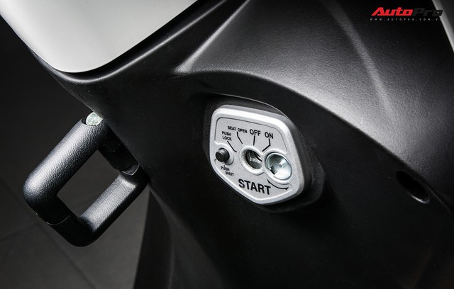 VinFast Klara đầu tiên Hà Nội độ khóa thông minh của Honda - Ảnh 2. VinFast Klara đầu tiên Hà Nội độ khóa thông minh của Honda - Ảnh 2.
