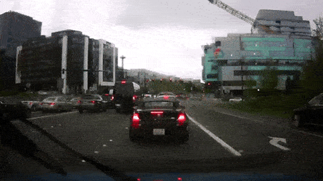 Hãi hùng: Cần cẩu sập do mưa bão, chém nát xe Audi, 4 người tử vong