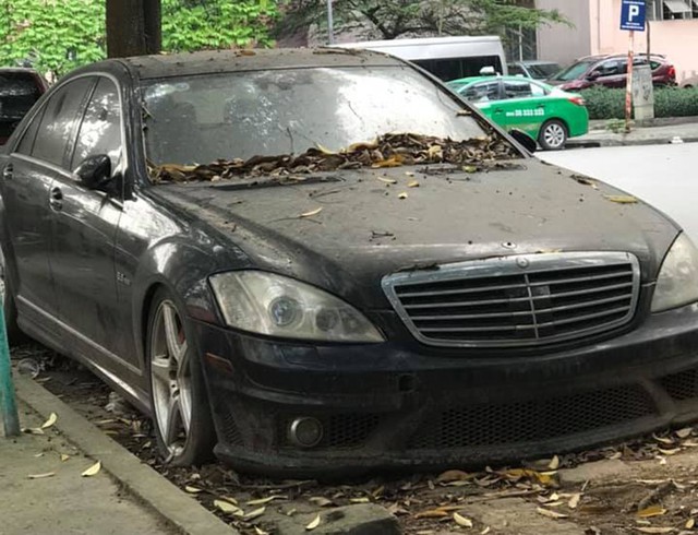Xót xa hình ảnh xế tiền tỷ Mercedes-AMG S63 bị bỏ hoang tại Hà Nội - Ảnh 1.