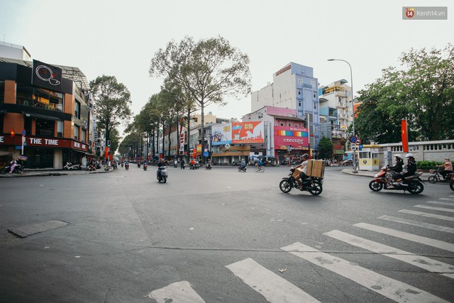Sài Gòn bình yên lạ thường, đường phố vắng bóng phương tiện trong những ngày nghỉ lễ 30/4 - 1/5 - Ảnh 13.