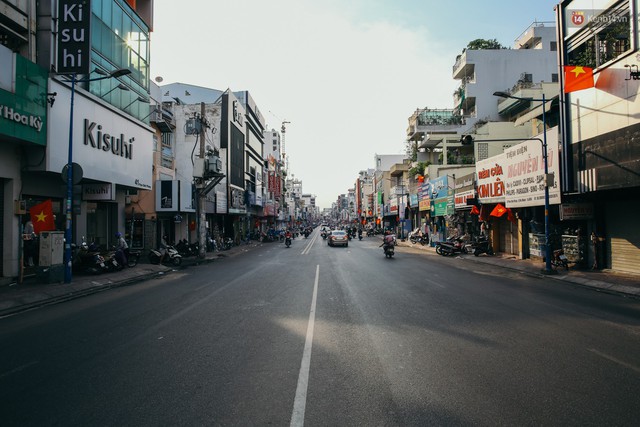 Sài Gòn bình yên lạ thường, đường phố vắng bóng phương tiện trong những ngày nghỉ lễ 30/4 - 1/5 - Ảnh 14.