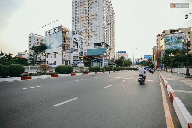 Sài Gòn bình yên lạ thường, đường phố vắng bóng phương tiện trong những ngày nghỉ lễ 30/4 - 1/5 - Ảnh 15.