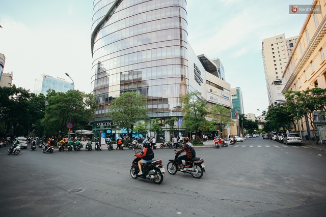 Sài Gòn bình yên lạ thường, đường phố vắng bóng phương tiện trong những ngày nghỉ lễ 30/4 - 1/5 - Ảnh 6.
