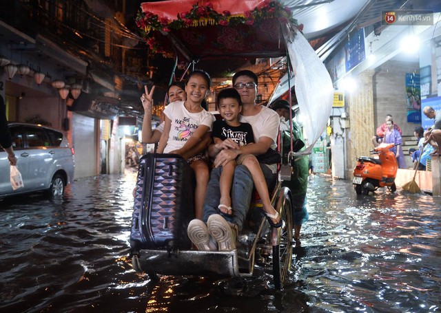 Hà Nội: Phố tây Tạ Hiện - Lương Ngọc Quyến mênh mông nước, nhiều cặp đôi phải cõng nhau di chuyển - Ảnh 9.