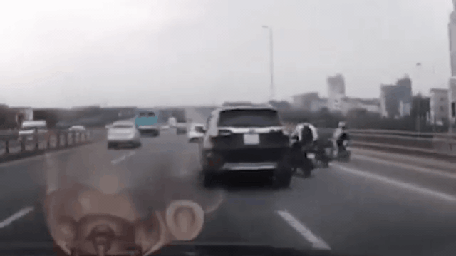 Clip: Cú húc chớp nhoáng của Honda CR-V khiến dân mạng đau đầu tranh cãi do vô tình hay cố ý