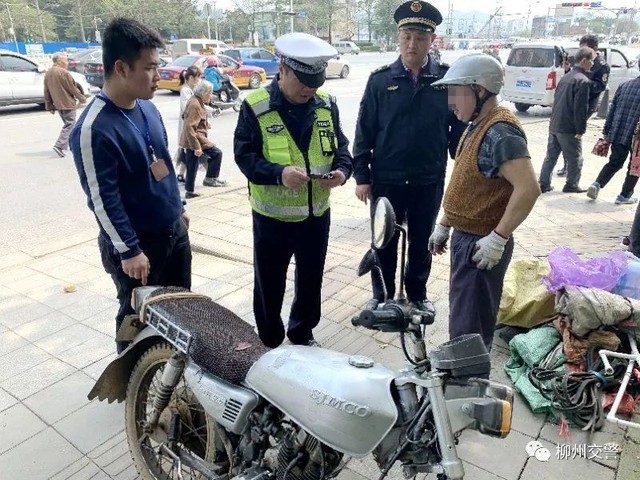 Dùng bằng lái tự viết tay, người đàn ông thản nhiên nói: Không nghĩ cảnh sát nghiêm túc đến vậy - Ảnh 1.