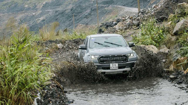 Trải nghiệm nhanh Ford Ranger Raptor: Dễ hiểu sự hãnh diện khi bỏ 1,4 tỷ lăn bánh bán tải hàng hiệu