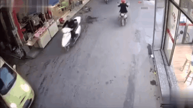 CLIP: Pha drift gấp gáp khiến thanh niên "đứng hình" trong vài giây vì quá sững sờ