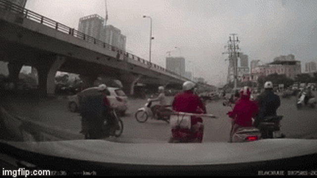 Clip: Nữ tài xế lái Mercedes vượt đèn đỏ, gây tai nạn liên hoàn ở Mai Dịch sáng nay