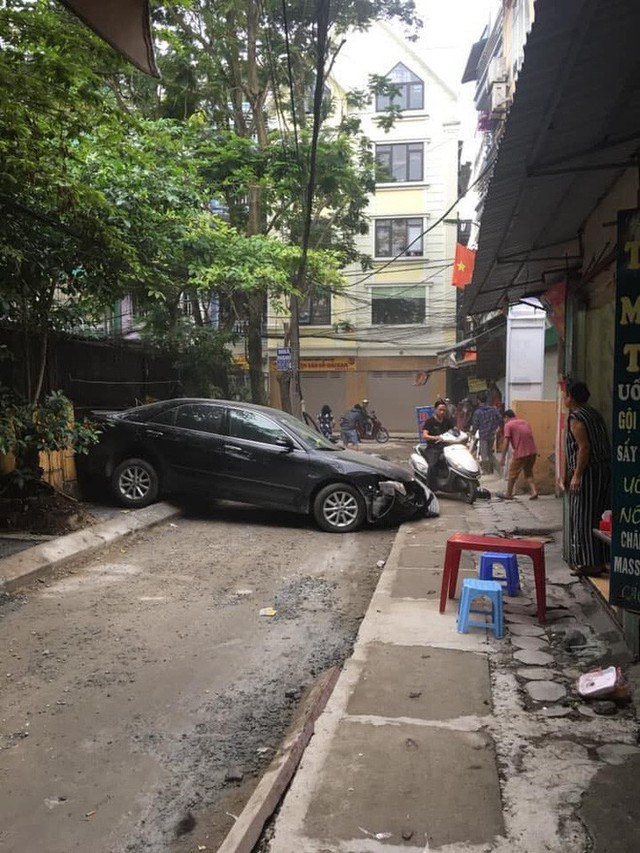 CLIP: Hiện trường vụ nữ tài xế lùi ô tô cán tử vong một người đi xe máy trên phố Hà Nội - Ảnh 2.