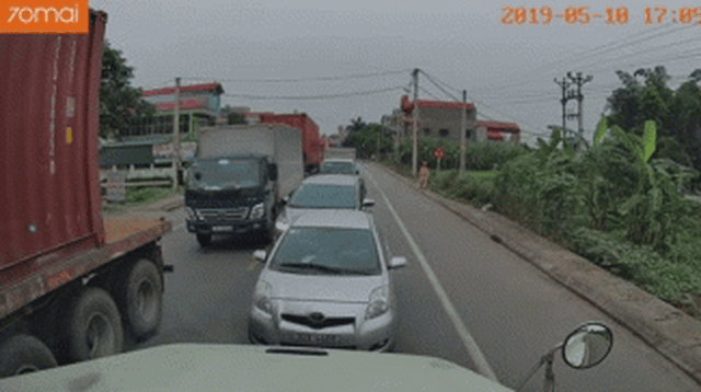 Clip: Tài xế container "xử đẹp" các phương tiện lấn làn, cản trở giao thông
