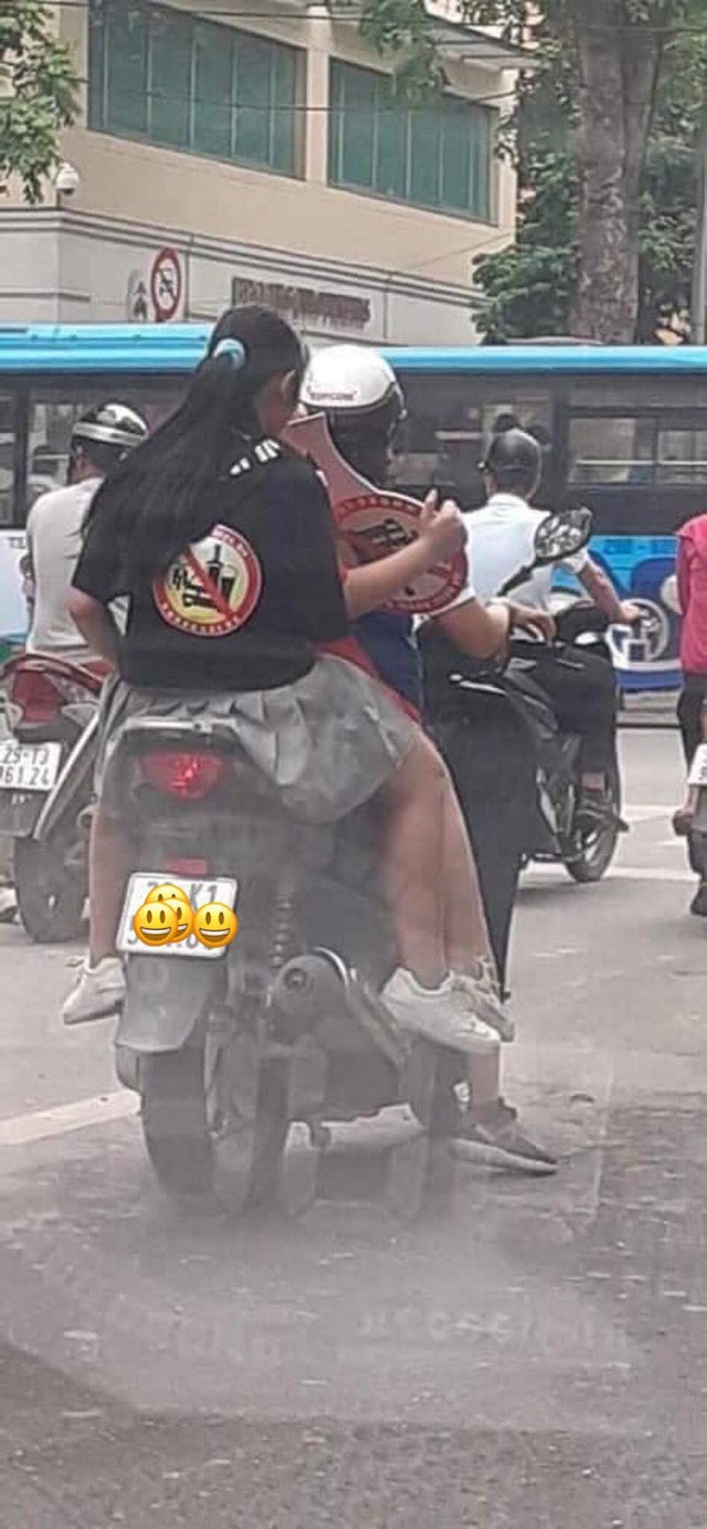 Clip: Mẹ dán logo “đã uống rượu bia, không lái xe” rồi chở con gái đầu trần vượt đèn đỏ trên đường phố Hà Nội khiến nhiều người bức xúc - Ảnh 2.