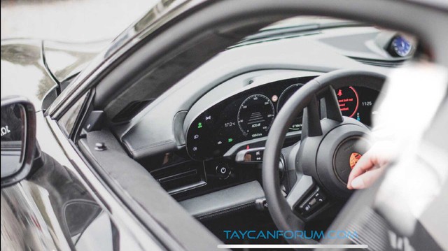 Nội thất Porsche Taycan lần đầu lộ diện