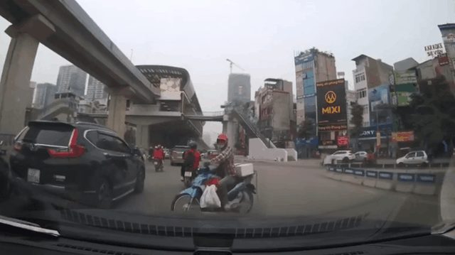 Clip: Làm tài xế phanh gấp, thanh niên đạp chân lên ca pô ô tô, hất mặt: 'Cảm thấy đâm được, đâm đi!'