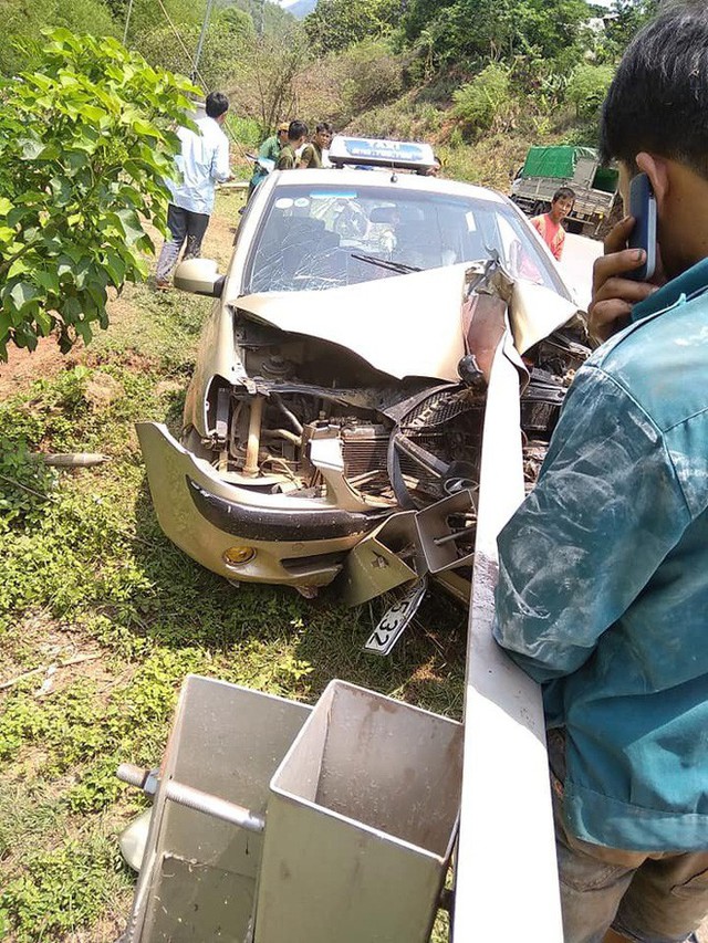 2 bức ảnh hiện trường tai nạn ở Sơn La: Tài xế thoát nạn là điều thần kỳ - Ảnh 2.