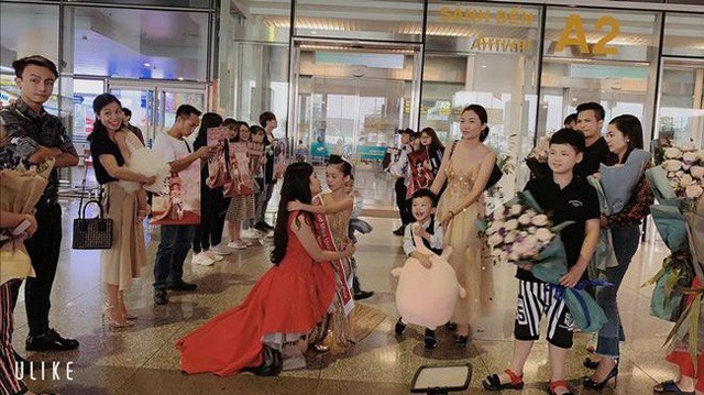 Hoa hậu hoàn vũ nhí 2019 được đón bằng xe sang dát vàng khi trở về Việt Nam - Ảnh 2.