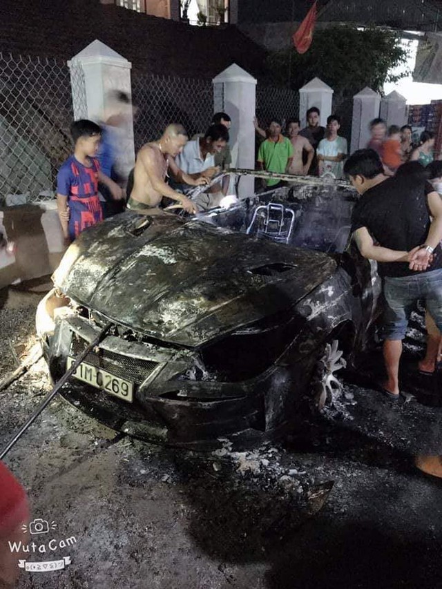 Xót xa hình ảnh chiếc Toyota Camry Solara độ hàng độc cháy rụi tại Việt Nam - Ảnh 5.