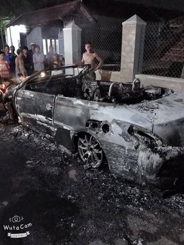 Xót xa hình ảnh chiếc Toyota Camry Solara độ hàng độc cháy rụi tại Việt Nam - Ảnh 4.