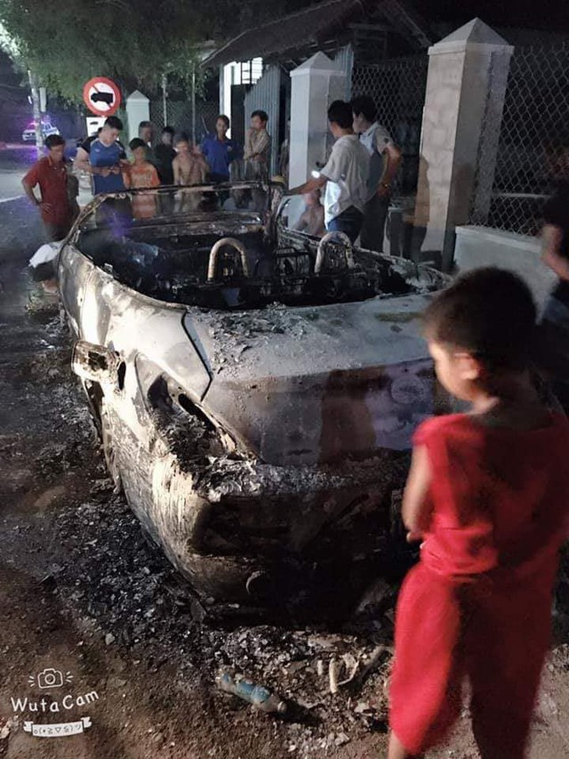 Xót xa hình ảnh chiếc Toyota Camry Solara độ hàng độc cháy rụi tại Việt Nam - Ảnh 1.