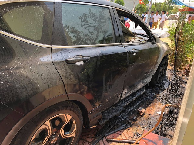 Đỗ xe dưới trời nắng nóng, Honda CR-V bỗng phát nổ rồi bốc cháy thảm thương - Ảnh 4.