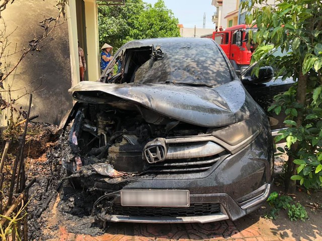 Đỗ xe dưới trời nắng nóng, Honda CR-V bỗng phát nổ rồi bốc cháy thảm thương - Ảnh 1.