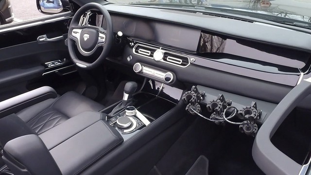 Limousine như Rolls-Royce của tổng thống Putin mở mui, chạy thử cho lễ diễu binh - Ảnh 3. Limousine như Rolls-Royce của tổng thống Putin mở mui, chạy thử cho lễ diễu binh - Ảnh 3.