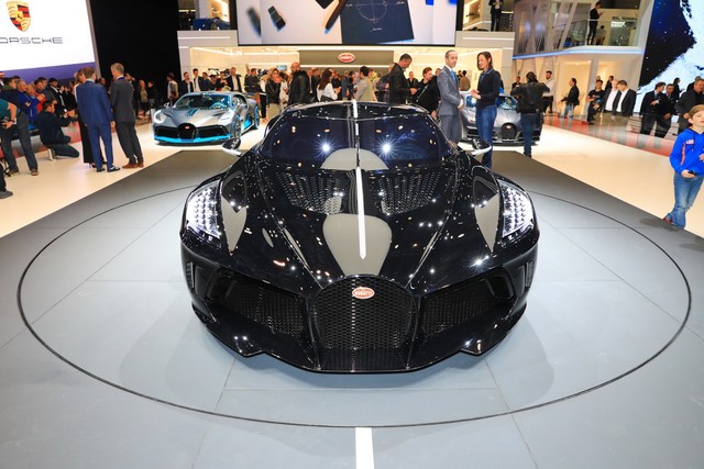 Cristiano Ronaldo bỏ 19 triệu USD mua siêu xe đắt nhất thế giới Bugatti La Voiture Noir - Ảnh 1.