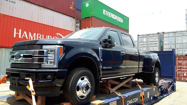 Hàng khủng Ford F-350 Super Duty Limited Crew Cab duy nhất Việt Nam bất ngờ lăn bánh trên phố Hà Nội - Ảnh 3. Hàng khủng Ford F-350 Super Duty Limited Crew Cab duy nhất Việt Nam bất ngờ lăn bánh trên phố Hà Nội - Ảnh 3.