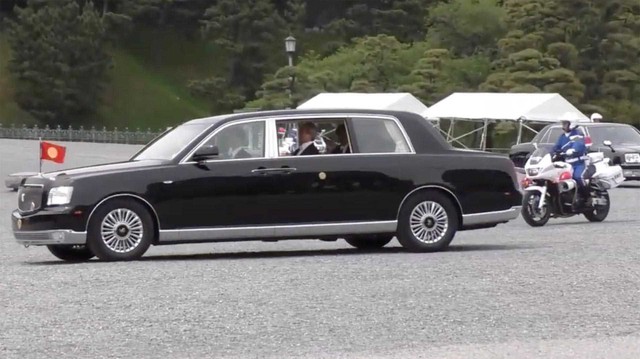 Clip: Chưa có Toyota Century mui trần, tân Nhật Hoàng phải sử dụng tạm bản thường