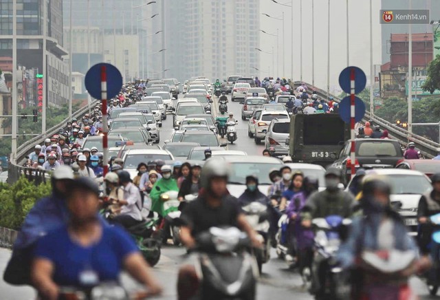 Ảnh: Đường phố Hà Nội tắc nghẽn trong ngày làm việc đầu tiên sau kỳ nghỉ lễ 30/4 - 1/5 - Ảnh 3. Ảnh: Đường phố Hà Nội tắc nghẽn trong ngày làm việc đầu tiên sau kỳ nghỉ lễ 30/4 - 1/5 - Ảnh 3.