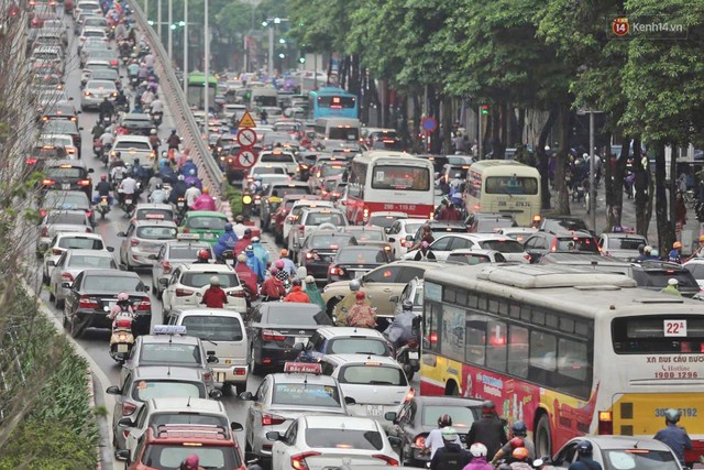 Ảnh: Đường phố Hà Nội tắc nghẽn trong ngày làm việc đầu tiên sau kỳ nghỉ lễ 30/4 - 1/5 - Ảnh 4. Ảnh: Đường phố Hà Nội tắc nghẽn trong ngày làm việc đầu tiên sau kỳ nghỉ lễ 30/4 - 1/5 - Ảnh 4.