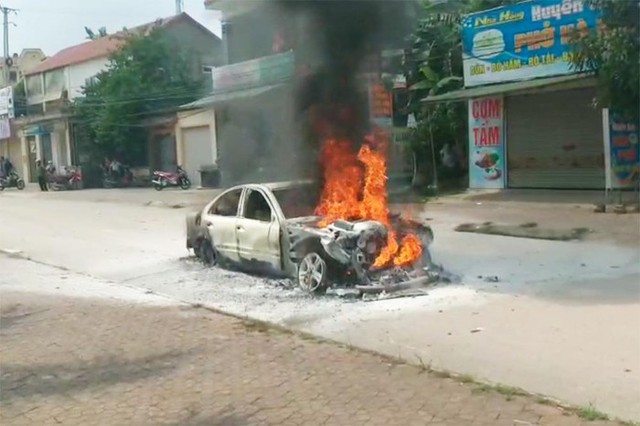 Chỉ trong 1 tuần, hàng loạt vụ cháy ô tô liên tục xảy ra tại Việt Nam, giá trị xe cao nhất hơn 1 tỷ đồng - Ảnh 1.