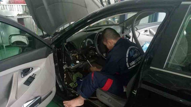 Nắng gắt, khách khốn khổ chờ sửa xe, garage bội thu trăm triệu/ngày - Ảnh 1. Nắng gắt, khách khốn khổ chờ sửa xe, garage bội thu trăm triệu/ngày - Ảnh 1.