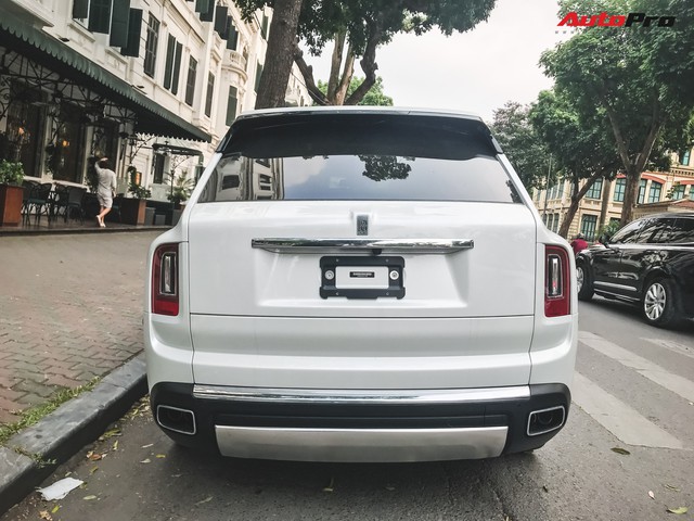 Vừa khui công, Rolls-Royce Cullinan đầu tiên Việt Nam đã cùng chủ nhân dạo phố Hà Nội - Ảnh 10. Vừa khui công, Rolls-Royce Cullinan đầu tiên Việt Nam đã cùng chủ nhân dạo phố Hà Nội - Ảnh 10.