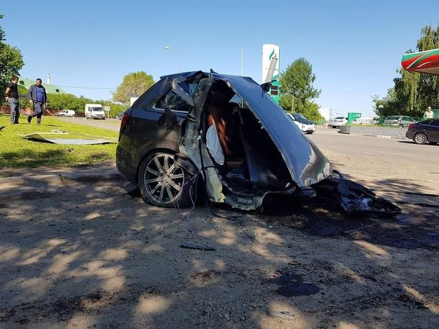 Audi Q7 bị xẻ đôi, ghế văng ra ngoài sau khi đâm phải cột đèn, chủ xe bỏ chạy mất dạng - Ảnh 2. Audi Q7 bị xẻ đôi, ghế văng ra ngoài sau khi đâm phải cột đèn, chủ xe bỏ chạy mất dạng - Ảnh 2.