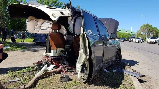 Audi Q7 bị xẻ đôi, ghế văng ra ngoài sau khi đâm phải cột đèn, chủ xe bỏ chạy mất dạng