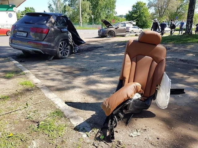 Audi Q7 bị xẻ đôi, ghế văng ra ngoài sau khi đâm phải cột đèn, chủ xe bỏ chạy mất dạng - Ảnh 3. Audi Q7 bị xẻ đôi, ghế văng ra ngoài sau khi đâm phải cột đèn, chủ xe bỏ chạy mất dạng - Ảnh 3.