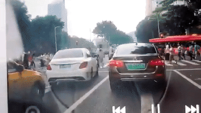 Với tay lấy chai nước ở hàng ghế sau, nữ tài xế "Mẹc C" cày nát ngã tư đông đúc