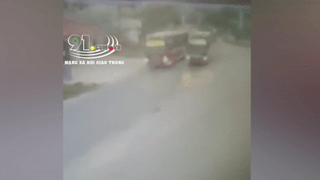 Vừa bước xuống từ xe khách, người đàn ông đã bị xe khác đâm trúng: Sự cẩu thả đáng trách