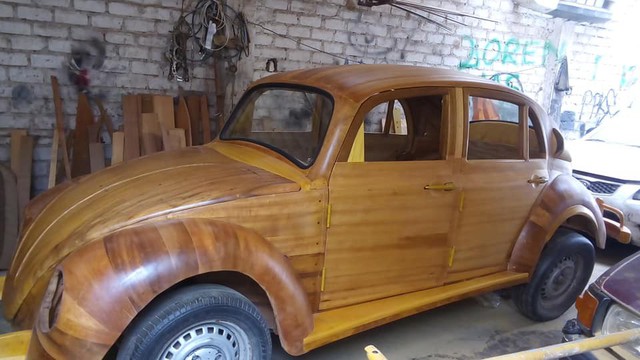 Bố chế tạo Volkswagen Beetle bằng gỗ, đi 21.000 km để hoàn thành lời hứa thăm con - Ảnh 1.