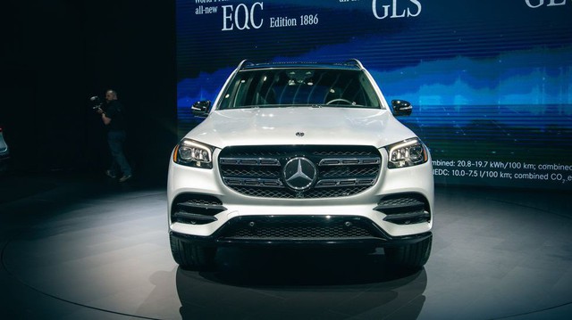 BMW X7 sắp về Việt Nam và đây là cách Mercedes GLS chứng tỏ đẳng cấp hơn cả S-Class của SUV
