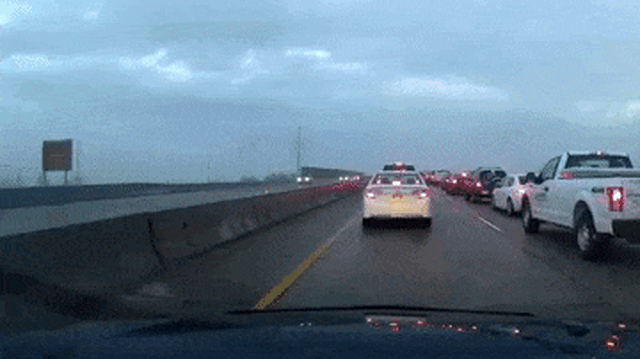Thót tim cảnh bán tải Toyota điên lao thẳng vào barrier, suýt gây nên thảm họa dây chuyền