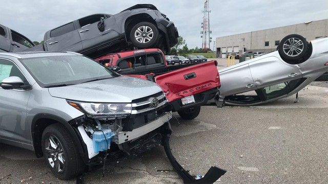 Lốc qu&eacute;t qua đại l&yacute; xe ph&aacute; hủy hơn 500 chiếc, để lại khung cảnh tan hoang đằng sau - Ảnh 2.